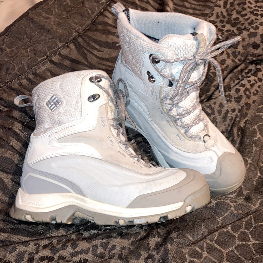 Columbia women’s boots white and grey size 9